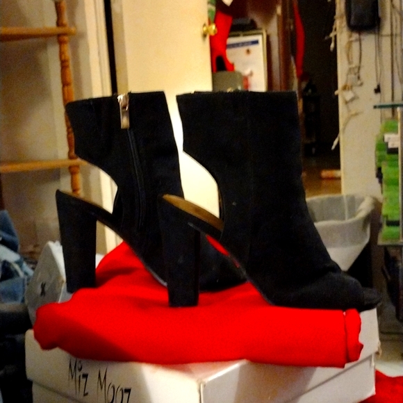 Black BaxBoo with Gold Zippers, Suede and size 7.5 - Picture 2 of 4